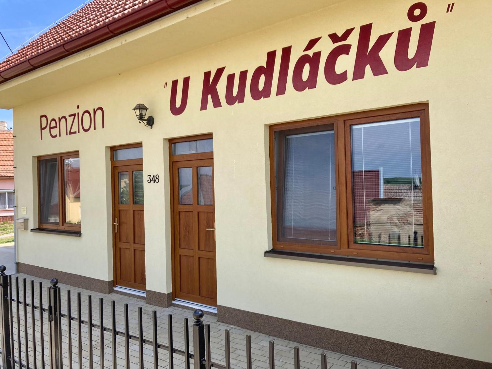 Apartmany S Klimatizaci - Penzion U Kudlacku Pouzdrany Luaran gambar